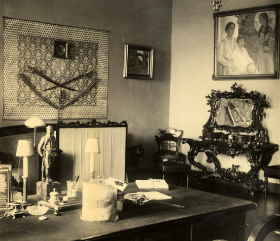 Gabinet Piłsudskiego w Belwederze, na biurku widoczny słój z mózgiem Marszałka.