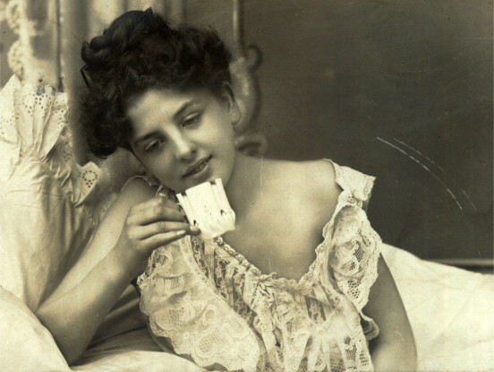 Kobieta z filiżanką, pocztówka z początku XX wieku.