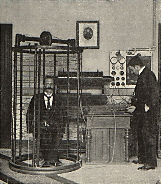 Uwieczniony na zdjęciu mężczyzna prawdopodobnie został poddany „kąpieli elektrostatycznej” uzyskanej przez puszczenie prądu zmiennego w obiegającej klatkę spirali solenoidu. Sanatorium Dr. Ludwig Schweinburg in Zuckmantel..., po 1910.