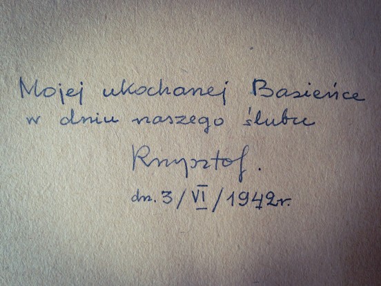 „Mojej ukochanej Basieńce w dniu naszego ślubu Krzysztof. dn. 3/VI/1942 r.” – dedykacja zbioru W żalu najczystszym (Rps 7978 II, k. 1v).