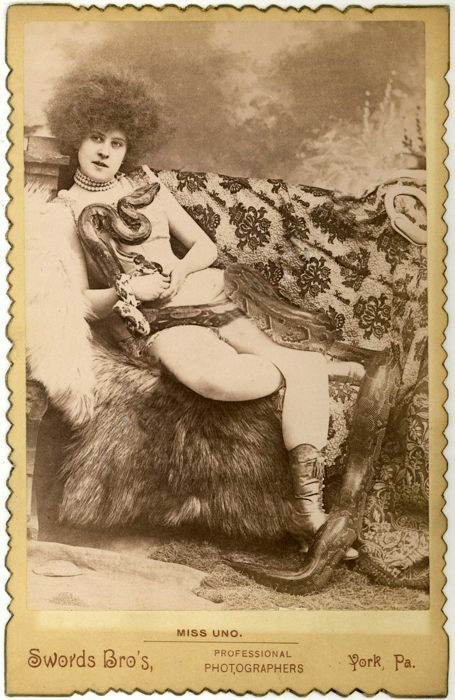 „Miss Uno”, jedna z „kaukaskich ślicznotek”, fotografia z ok. 1870 roku.