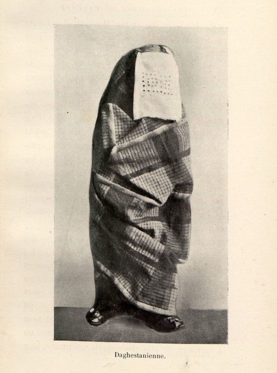 Dagestanka, fotografia z książki Marie Marguerite Herminie H. A. de Rohan-Chabot, Les dévoilées du Caucase. Notes de voyage, Paris 1910.