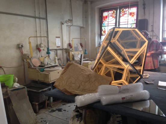 Aneta Faner, Me­lan­cho­lia, 2014 rzeź­ba i in­sta­la­cja, stal, szkło, beton.