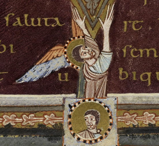 Anioł podtrzymujący inicjał i postać w medalionie.